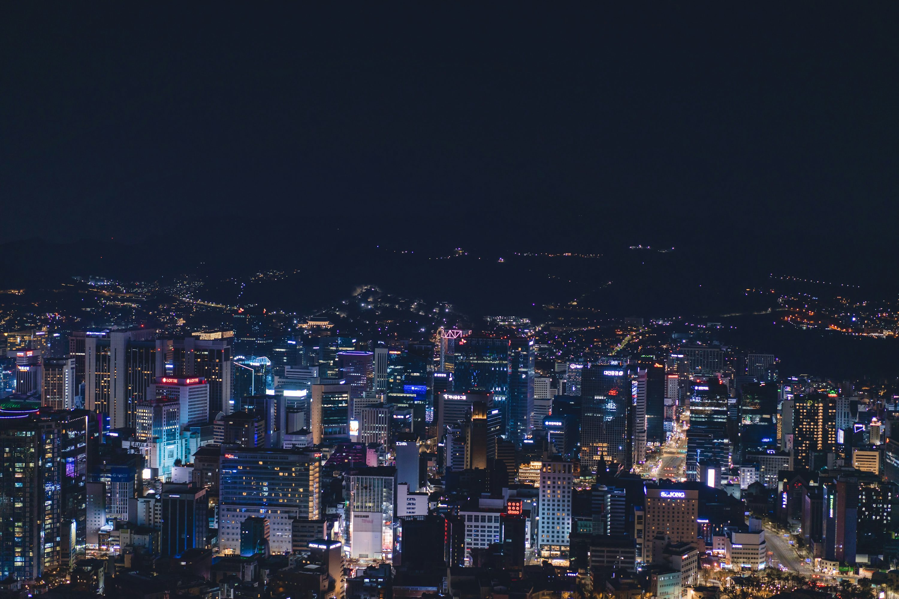 비 내리는 밤의 강남 도심 전경